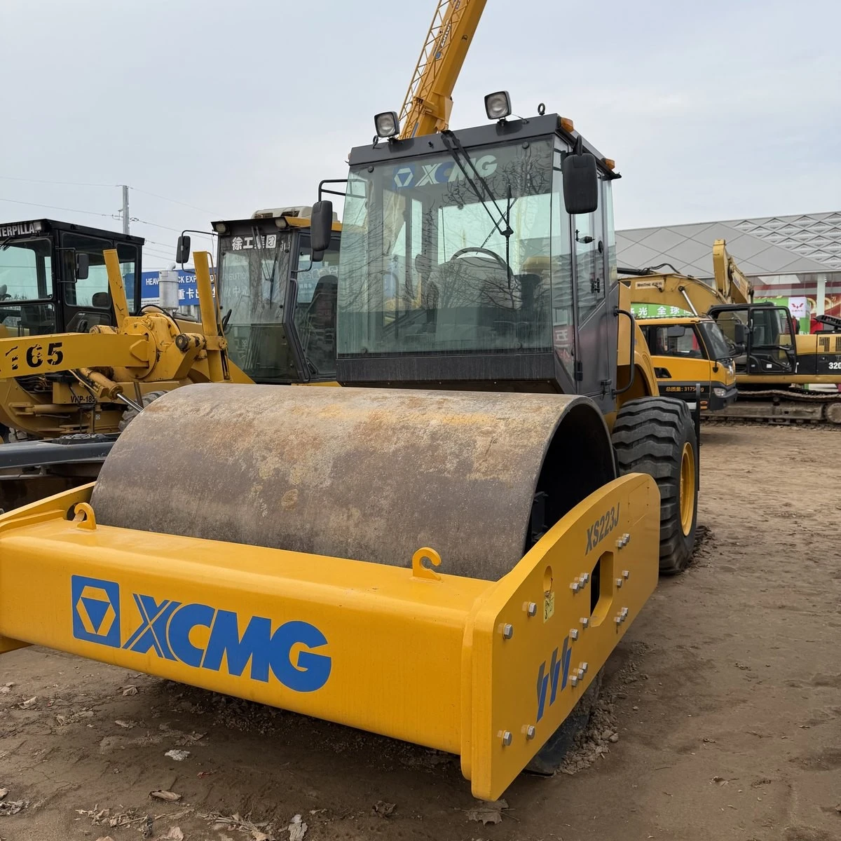 product-180-120 XCMG XS223J single drum roller, side view