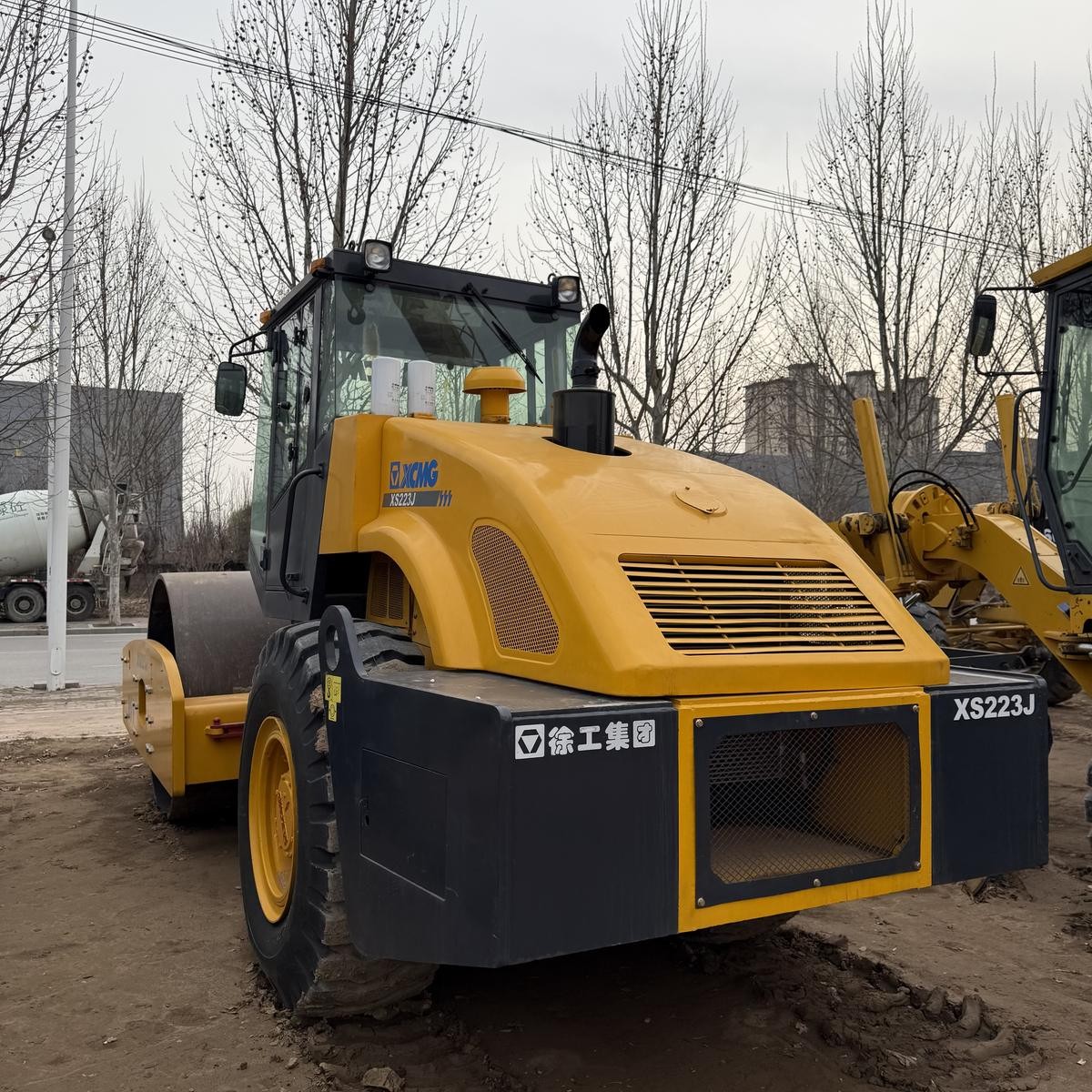 product-1-1 XCMG XS223J roller, front three quarter view with the model badge